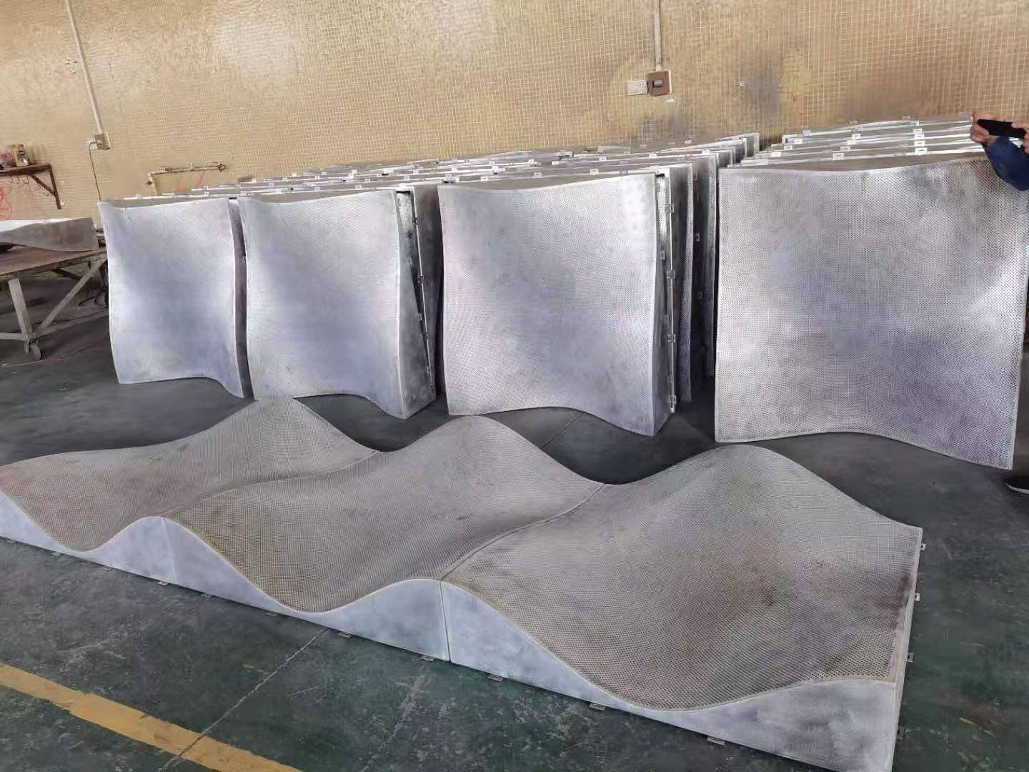 双曲铝单板工厂 创造的魔法使者，承载城市的荣耀与梦想